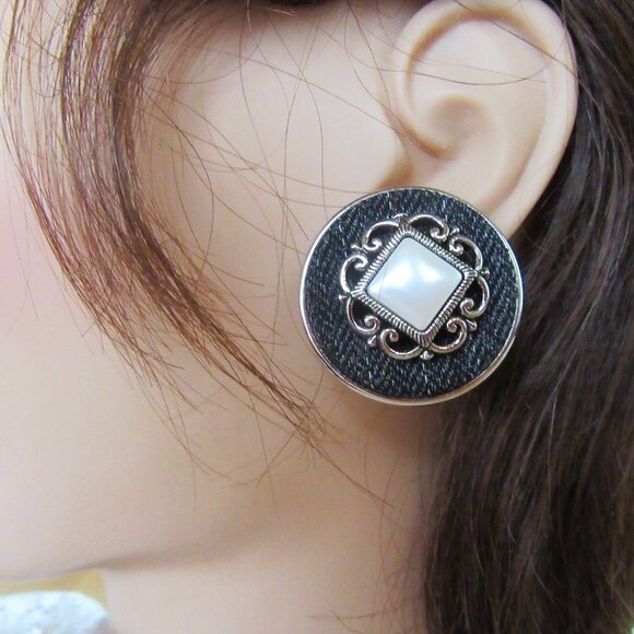 Casual Corner round pierced button earrings with fabric, faux pearl & filigree - Picture 2 of 7